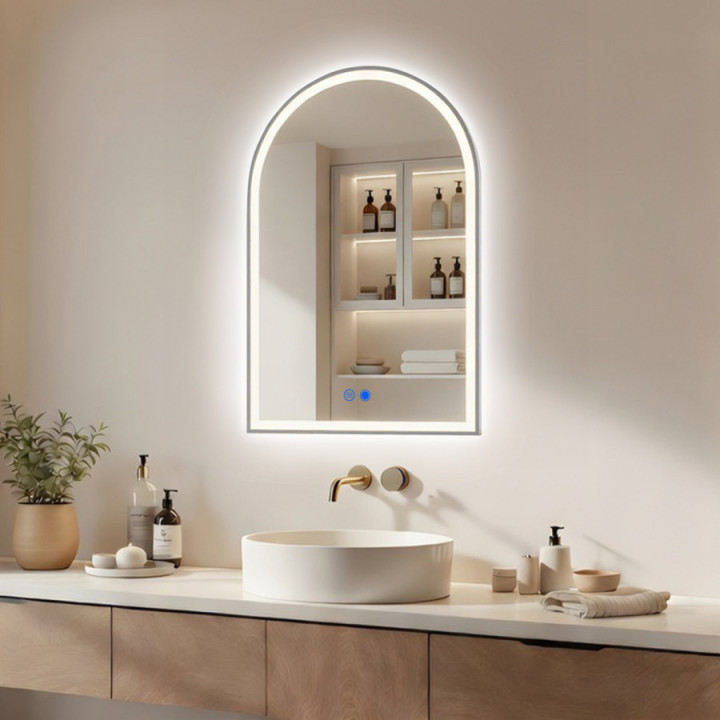 Miroir irrégulier à éclairage LED - 60x90 cm dans un cadre en aluminium argenté