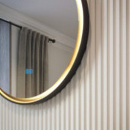 Specchio rotondo da 60 cm con cornice in metallo e illuminazione a LED