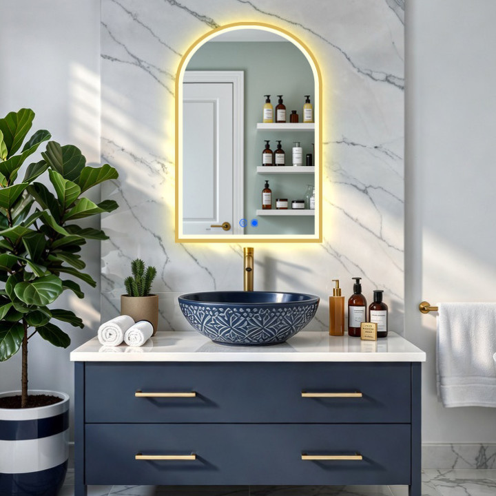 Specchio irregolare a LED - 60x90 cm con cornice in alluminio dorato